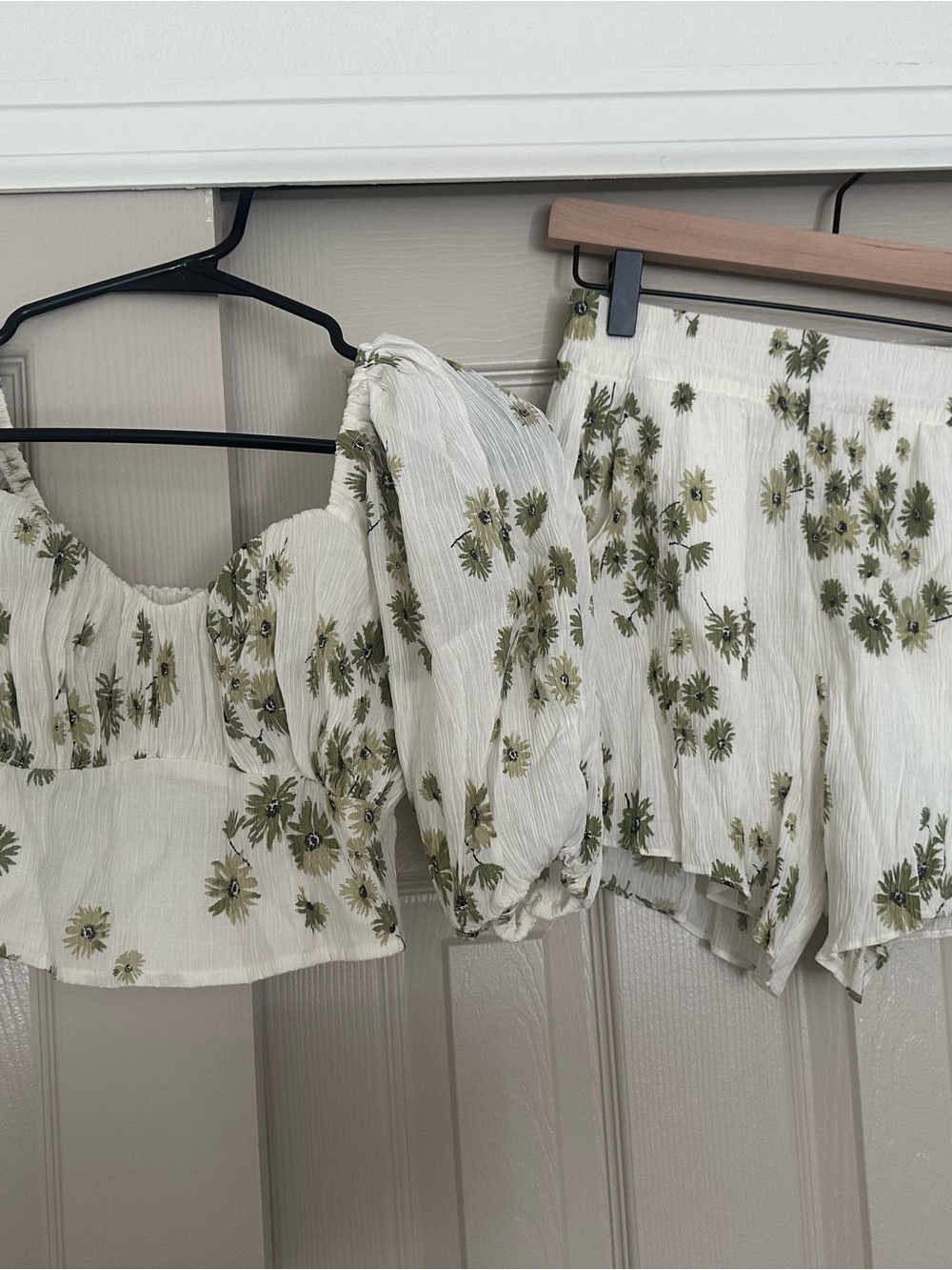 Abercrombie & Fitch White Floral Puff-Sleeve Crop Top